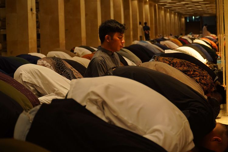 Umat Muslim menjalankan Shalat Tarawih pertama di Masjid Istiqlal, Jakarta, Rabu (18/2/2026). Pemerintah Indonesia melalui Kementerian Agama menetapkan awal puasa atau 1 Ramadhan 1447 Hijriah pada Kamis (19/2/2027).