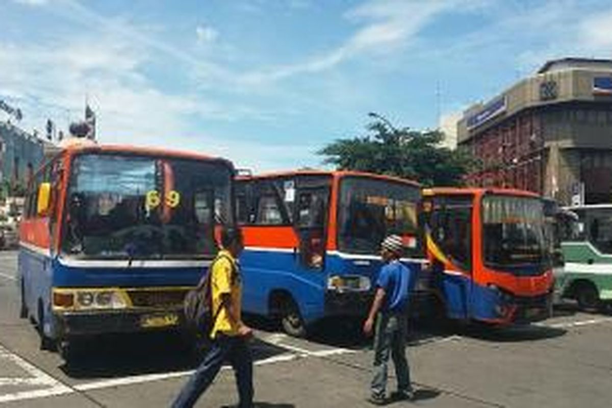 Sejumlah metromini mulai memadati kawasan Terminal Blok M, Jakarta pada Selasa (22/12/2015)