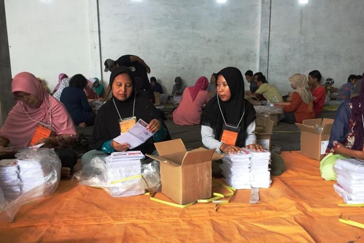 Ibu-ibu menjadi tenaga pelipat surat suara untuk pelaksanaan Pilkada Jawa Timur di Kabupaten Jember, Kamis (24/5/2018).