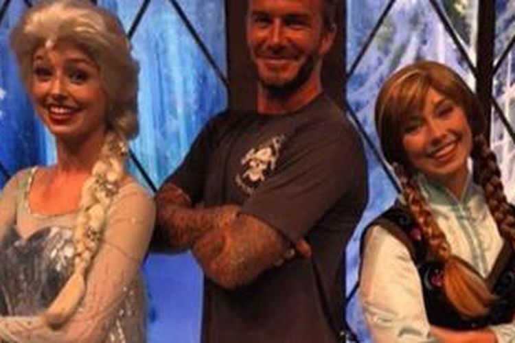 David Beckham bersama dau karakter dalam film animasi Frozen, Anna dan Elsa