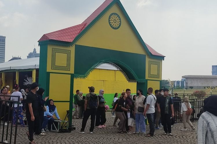 Sejumlah warga berbondong-bondong mendatangi acara Lebaran Betawi 2023 yang berlokasi di Silang Monas, Jakarta, pada Sabtu (20/5/2023). 