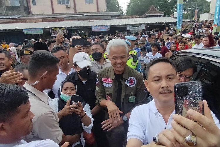 Ganjar Pranowo menjadi rebutan foto oleh pedagang saat berkunjung ke pasar tradisional Km 5 Palembang, Jumat (2/2/2024).