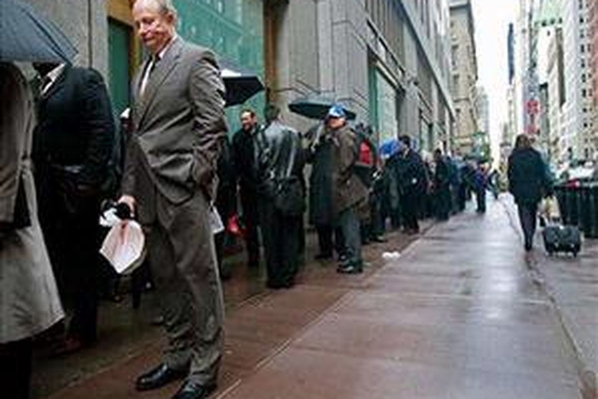 Para pelamar antri di bursa kerja yang diselenggarakan oleh Internal Revenue Service (IRS) Career Open House, New York City, 28 Oktober 2008  