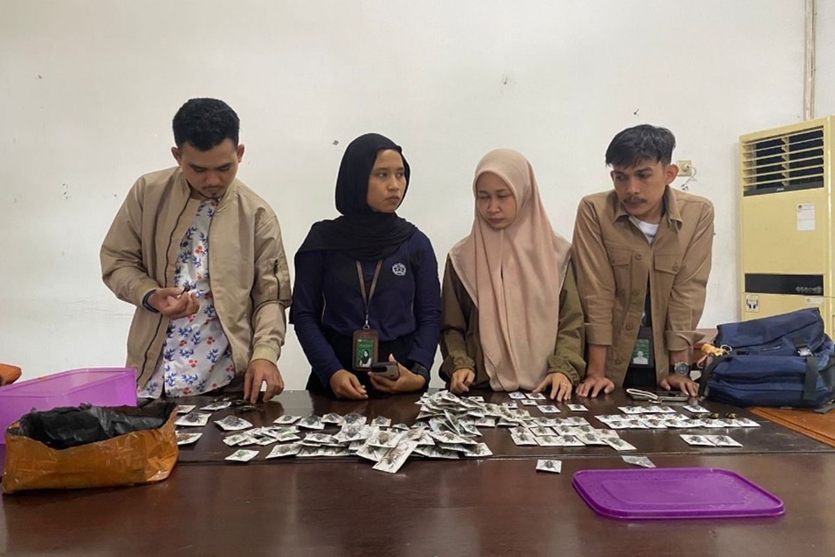 Petugas menangkap pria yang menjual kupu-kupu dan kumbang dilindungi. 