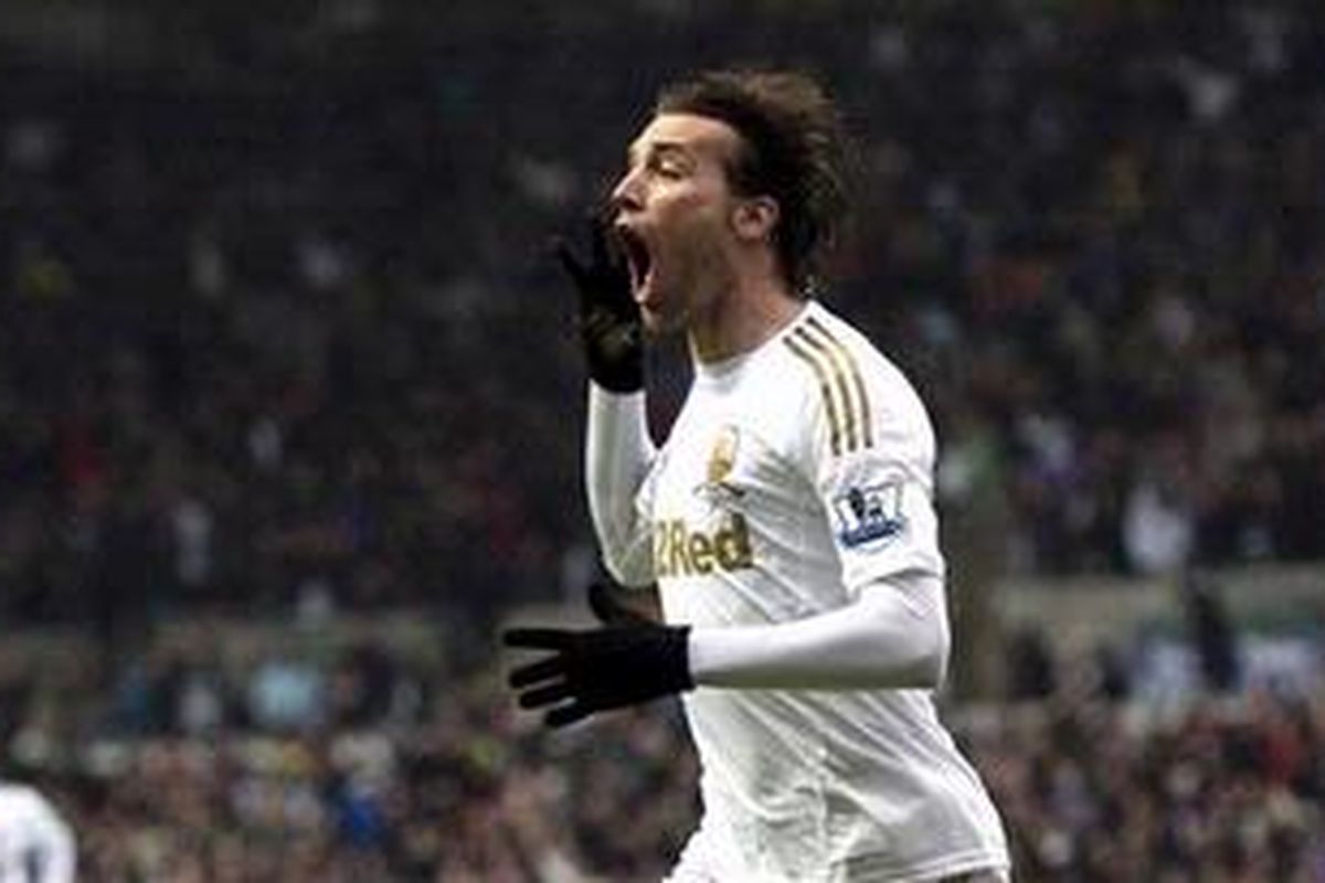 Striker Swansea City dari Spanyol, Michu (kanan), merayakan golnya ke gawang Arsenal pada laga babak ketiga Piala FA di Stadion Liberty, Minggu (6/1/2013). Pertandingan itu berakhir 2-2. 