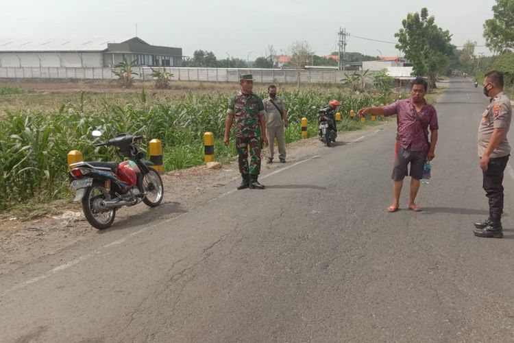 Petugas pada saat melakukan olah di Tempat Kejadian Perkara (TKP) pembacokan pedagang bakso di Jalan Raya Mantup, Lamongan.