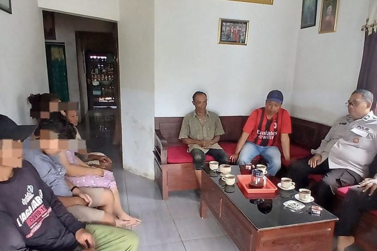 Polisi saat mendatangi rumah remaja yang lapor polisi karena dipukul ibunya di Kecamatan Tumpang, Kabupaten Malang, Sabtu (1/11/2025).