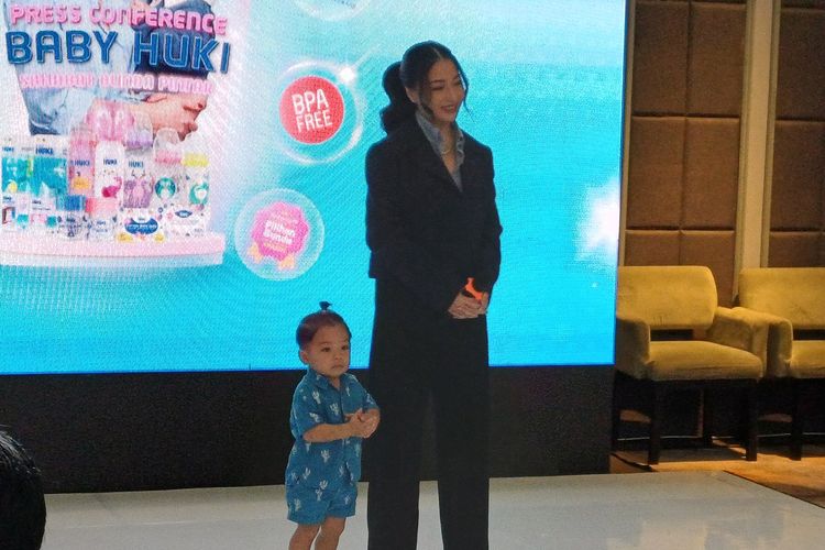 Aktris Nikita Willy dan anaknya, Issa Xander dalam konferensi pengumuman mereka menjadi brand ambassador Baby Huki di daerah Setiabudi, Jakarta Selatan, Rabu (7/2/2024).