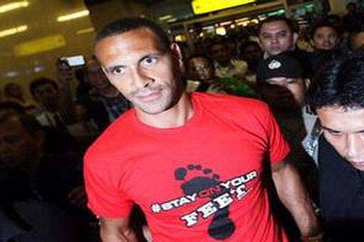 Rio Ferdinand saat tiba di Terminal 2D Bandara Seokarno-Hatta, disambut sekitar 150 fans.