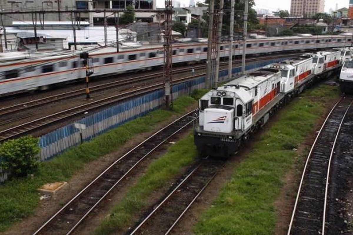 Kereta api melintas meninggalkan Stasiun Jatinegara, Jakarta Timur, Jumat (29/3/2013).