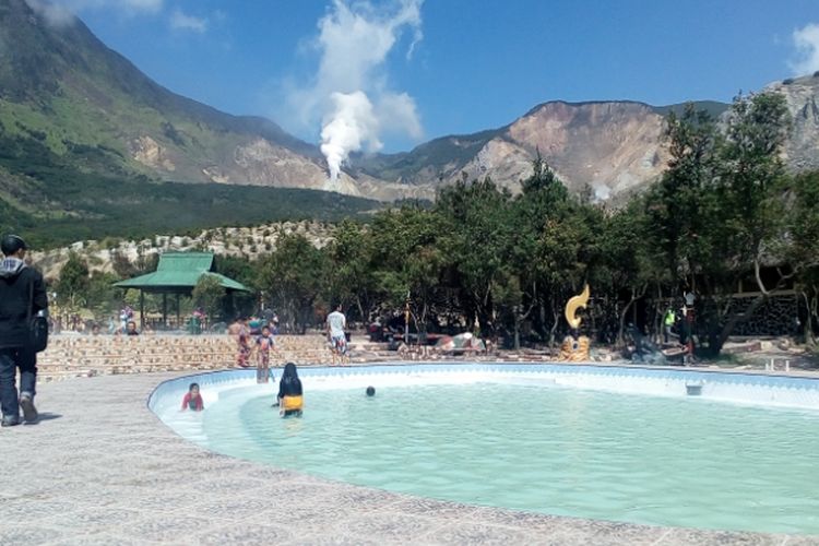 Kolam terapi air panas dibangun di kawasan Kawah Papandayan, Garut, Jawa Barat, Kamis (29/6/2017). Pengunjung bisa menikmati terapi mandi air panas sambil melihat Kawah Papandayan.