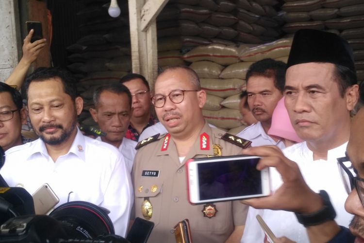 Kepala Bulog Budi Waseso, Kepala Satgas Pangan Irjen Pol Setyo Wasisto, dan Menteri Pertanian Amran Sulaiman usai mengecek kondisi pasar di Pasar Induk Cipinang, Jakarta, Kamis (8/11/2018).