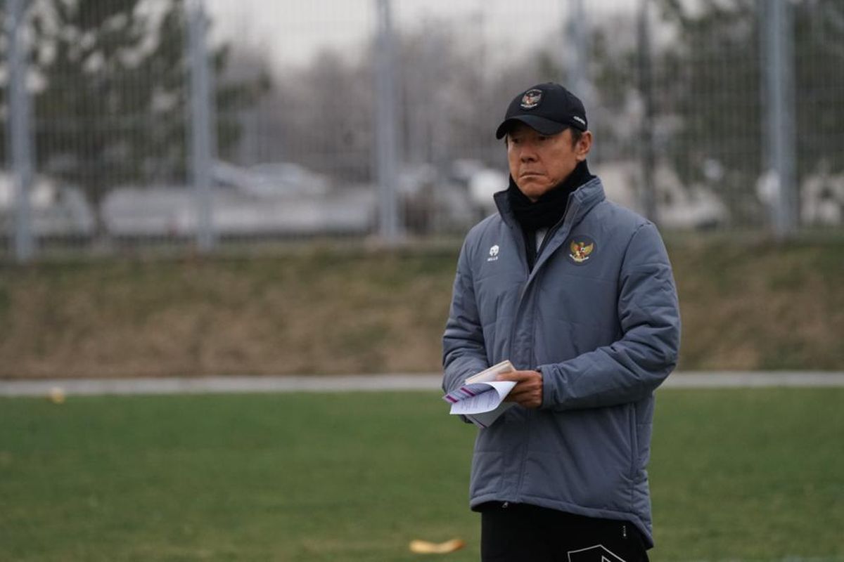 Pelatih timnas U20 Indonesia Shin Tae-yong memimpin latihan skuad Garuda Muda menjelang laga kedua fase grup Piala Asia U20 2023 kontra Suriah. Laga timnas U20 Indonesia vs Suriah dijadwalkan berlangsung di Stadion Lokomotiv, Tashkent, Uzbekistan, pada Sabtu (4/3/2023) malam WIB. Terkini, Shin Tae-yong akan kembali mendampingi timnas U20 Indonesia pada laga terakhir Grup A Piala Asia U20 2023 kontra tuan rumah Uzbekistan. Laga timnas U20 Indonesia vs Uzbekistan bakal digelar di Stadion Istiqlol, Fergana, Uzbekistan, pada Selasa (7/3/2023) malam WIB.