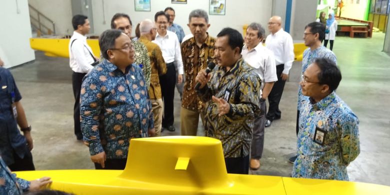 Menristek saat menyambangi fasilitas uji Balai Teknologi Hidrodinamika BPPT yang melaksanakan pelayanan jasa pengujian bidang hidrodinamika untuk kapal dan bangunan apung di Surabaya (10/11/2019).