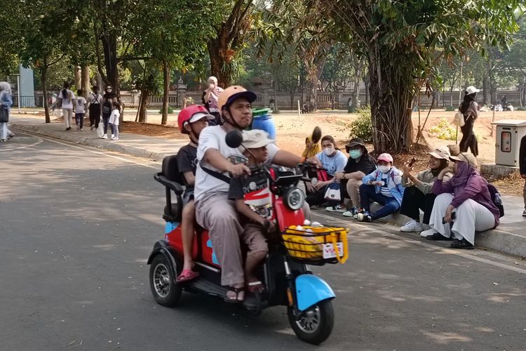 Sepeda listrik di Taman Mini Indonesia Indah (TMII), Jakarta Timur, Minggu (3/9/2023).