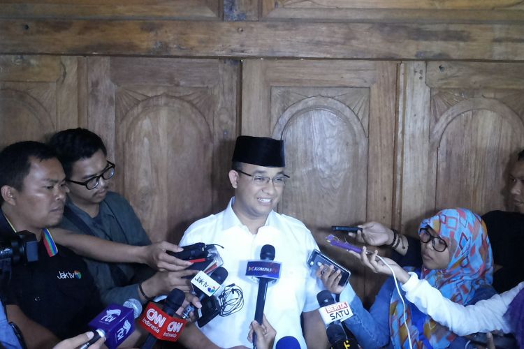 Calon gubernur DKI Jakarta nomor pemilihan tiga Anies Baswedan saat ditemui di rumahnya di kawasan Lebak Bulus, Jakarta Selatan, Senin (20/3/2017).