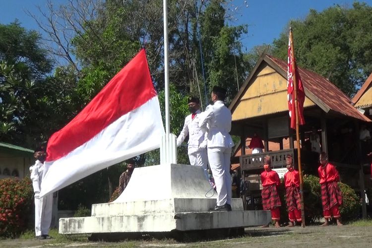 Pengibaran bendera merah putih saat perayaan HUT Republik Indonesia yang digelar setiap tanggal 14 Agustus di halaman Istana Kerajaan Bajeng, Limbung, Kecamatan Bajeng, Kabupaten Gowa, Sulawesi Selatan. Sabtu, (14/8/2021).