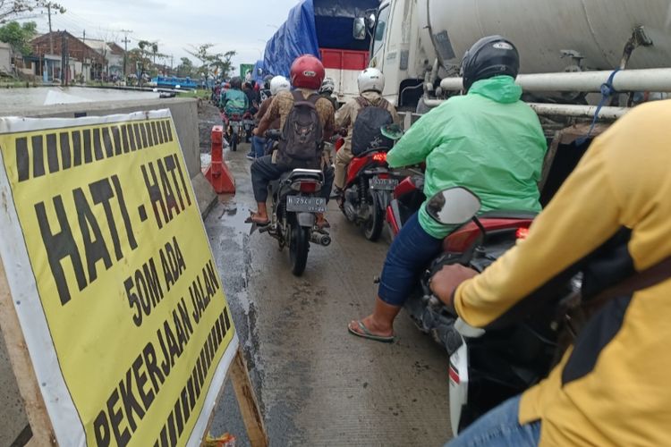 Perbaikan jalan Pantura Demak menyebabkan kemacetan 