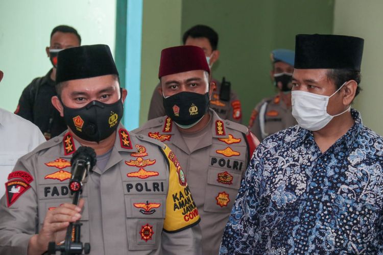 Kapolda Metro Jaya Irjen Pol Mohammad Fadil Imran mengunjungi Ketua Majelis Ulama Indonesia, KH. Munahar Muchtar di Masjid Jakarta Islamic Centre Koja, Jakarta Utara pada Selasa (8/12/2020).