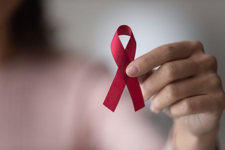 Banyak komplikasi HIV yang bisa terjadi karena virus melemahkan sistem imun tubuh untuk melawan infeksi penyakit. Komplikasi yang bisa terjadi di antaranya, infeksi herpes simpleks, pneumonia, dan limfoma.  