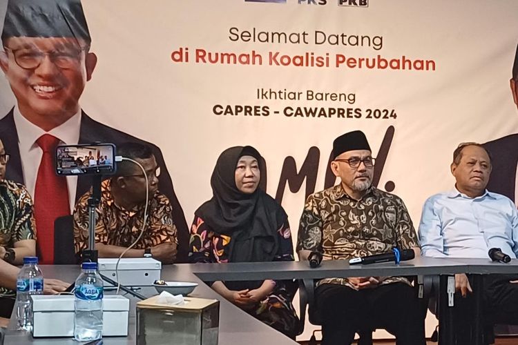 Ketua Forum Komunikasi Relawan Amin Tatak Ujiyati saat konferensi pers di Rumah Koalisi Perubahan Jalan Brawijaya X, Jakarta Selatan, Selasa (17/10/2023).