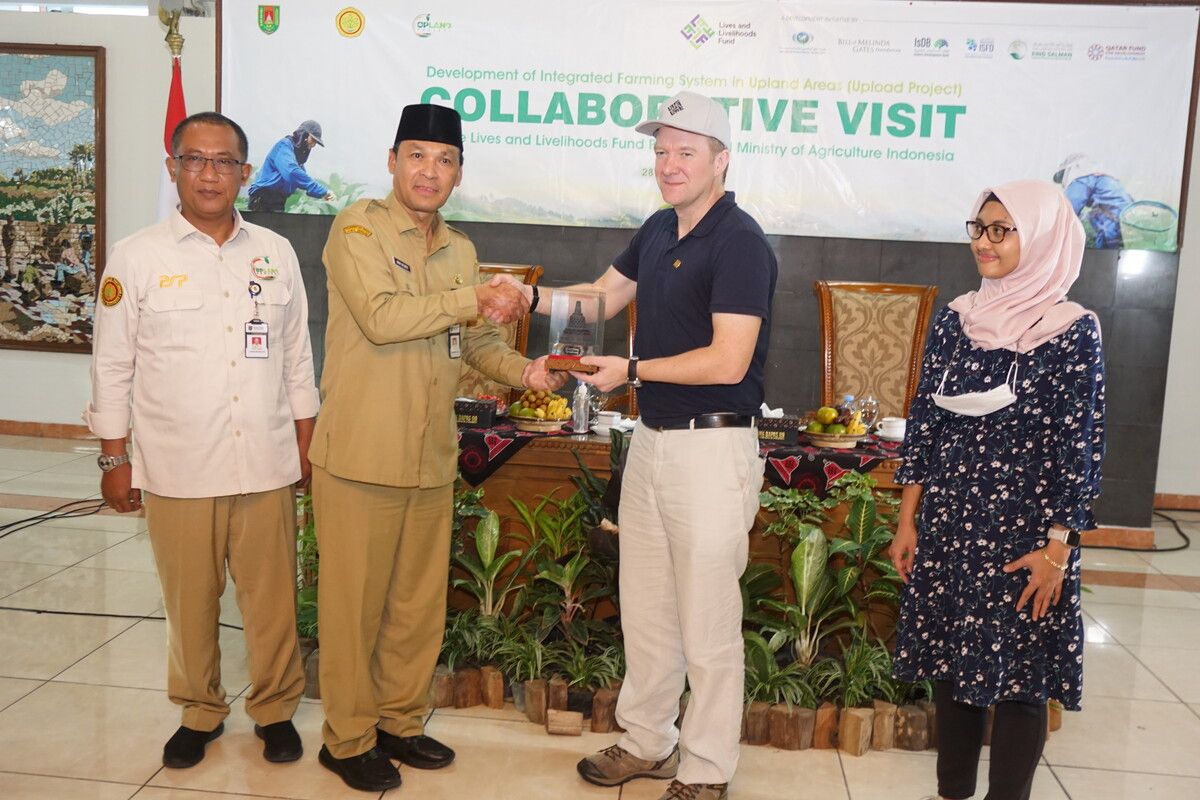 Debuti Director untuk Urusan Timur Tengah dan Asia Bill and Melinda Gates Foundation, James Carty (dua dari kanan) salah satu delegasi LLF and IsDB pada acara Collaborative Visit di Pendopo Soepardi, kompleks kantor Bupati Magelang, Selasa (28/2/2023)