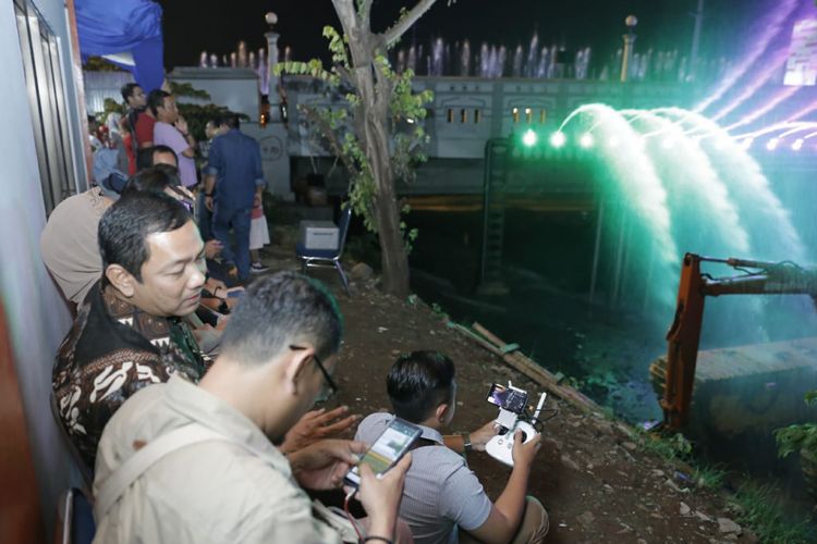 Brigde Fountain dengan atraksi air mancur warna-warni diuji coba pertama kali di Jembatan Sungai Kanal Banjir Barat (KBB) Kota Semarang, Jawa Tengah, Minggu (16/12/2018) malam
