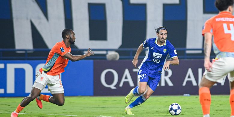 Aksi penyerang Persib Andrew Jung saat menghadapi penjagaan bek Ratchaburi FC Gabriel Mutombo pada leg kedua 16 besar AFC Champions League Two (ACL 2) 2025-2026, Rabu (18/2/2026) di Stadion Gelora Bandung Lautan Api (GBLA). 