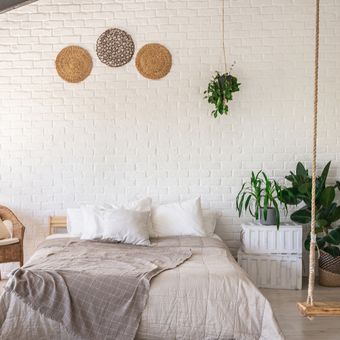 ilustrasi kamar tidur bergaya cottage, Ilustrasi tanaman hias di kamar tidur.