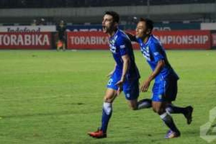 Duo pemain Persib, Robertino Pugliara dan Samsul Arif (kanan) merayakan gol kedua timnya ke gawang PSM Makassar di Stadion GBLA, Kota Bandung, Sabtu (2/6/2016) malam. 