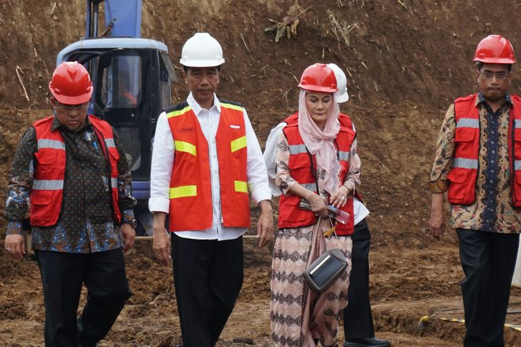 Presiden Joko Widodo bersama dengan Menteri Perhubungan Budi Karya Sumadi, Menteri Pekerjaan Umum dan Perumahan Rakyat Basuki Hadimuldjono, Kepala Staf Presiden Teten Masduki, dan Gubernur Jawa Barat, Ahmad Heryawan saat acara Groundbreaking proyek Pembangunan Jalur Ganda Kereta Api Bogor-Sukabumi di Cicurug, Sukabumi, Jawa Barat, Jumat (15/12/2017).