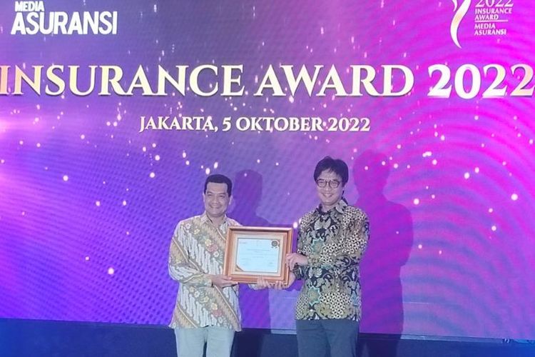 Direktur Pemasaran Asuransi Tugu Insurance menerima penghargaan pada ajang Insurance Award 2022 dari Media Asuransi, Jakarta, Rabu (5/10/2022). 
