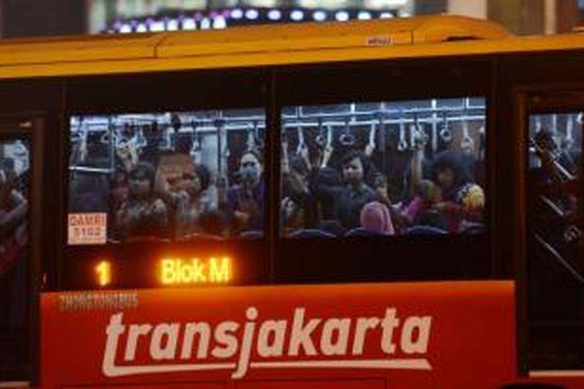 Bus transjakarta dipenuhi penumpang saat jam pulang kerja di kawasan Jalan MH Thamrin, Jakarta, Rabu (21/8/2013). Pemerintah Provinsi DKI Jakarta berencana akan menambah lagi sekitar seribu bus transjakarta hingga awal tahun depan untuk memenuhi kebutuhan angkutan massal.