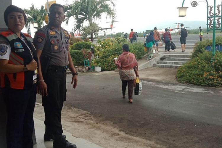 Suasana keberangkatan penumpang di Bandara Frans Seda Maumere, Kabupaten Sikka, NTT, Minggu (23/12/2018).