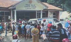 Harga Beras di Pasar Naik, Ibu-ibu Serbu Operasi Beras Murah di Bulog Larantuka