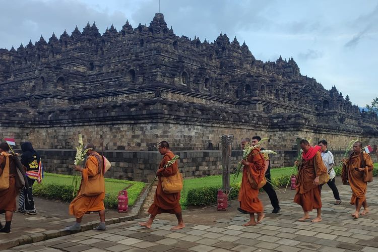 Tanpa Pandang Agama, Indonesia Paling Meriah Sambut Biksu Thudong
