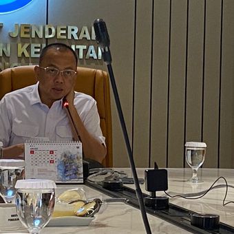 Direktur Jenderal Pengelolaan Kelautan dan Ruang Laut KKP, Koswara, menjelaskan terkait isu penjualan pulau Anambas, Senin (23/6/2025). 