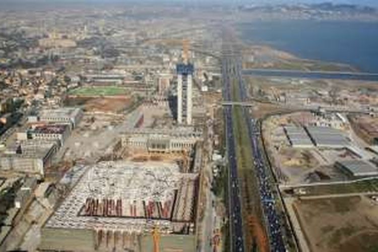 Foto udara ini memperlihatkan lokasi pembangunan masjid Djemaa El Djazair di kota Algiers. Masjid ini dibangun sejak 2012 dan dijadwalkan selesai tahun depan. Saat sudah selesai masjid ini mampu menampung 120.000 umat dan menjadi masjid ketiga terbesar di dunia.