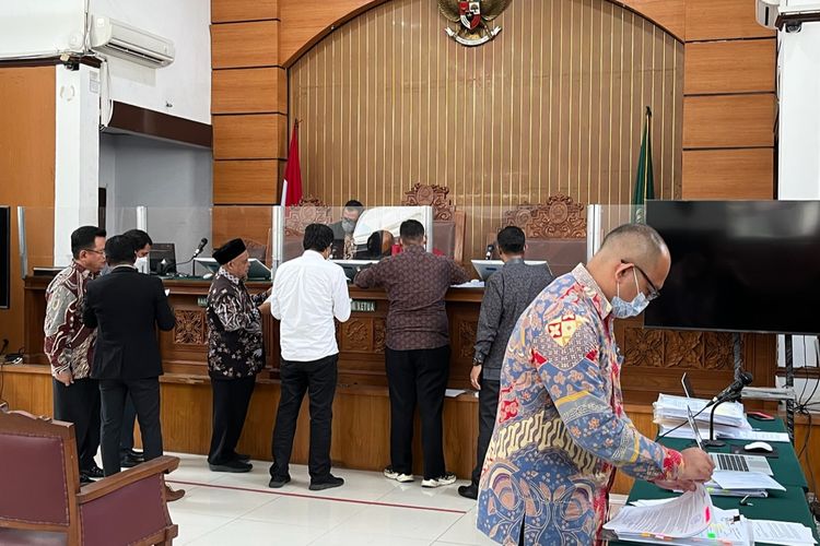 Tim Biro Hukum Komisi Pemberantasan Korupsi (KPK) membawa 124 dokumen terkait proses penegakan hukum terhadap Gubernur nonaktif Papua, Lukas Enembe dalam sidang yang digelar di Pengadilan Negeri (PN) Jakarta Selatan, Kamis (27/4/2023).