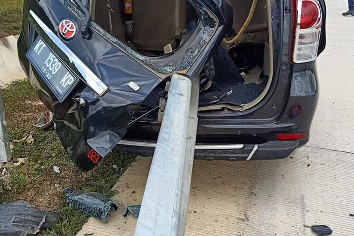 Mobil Avanza hitam KT 1539 KP menabrak tembus pagar pembatas persis di kilometer 82 dekat gerbang tol Palaran, Samarinda, Rabu (19/2/2020).