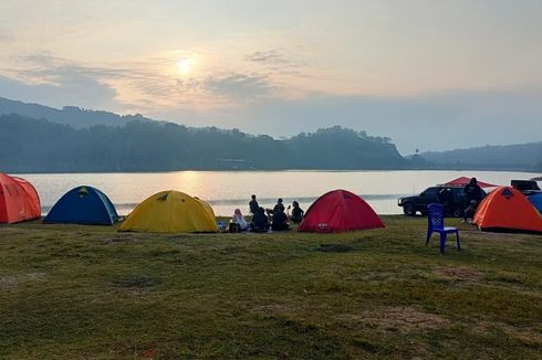 Kemah di Tengah Waduk Sermo Kulon Progo, Indahnya Sunrise dari Balik Bukit Menoreh