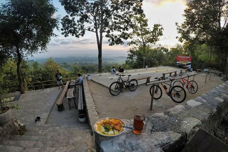 Angkringan Puncak Bibis di Yogyakarta yang dikenal sebagai tempat istrahat para pesepeda.  