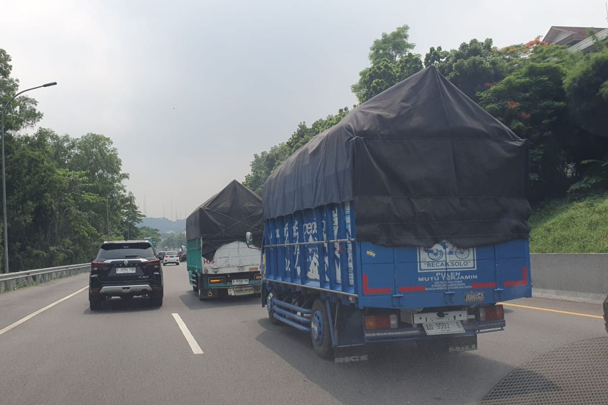 Truk kesulitan menanjak di jalan tol semarang-ungaran