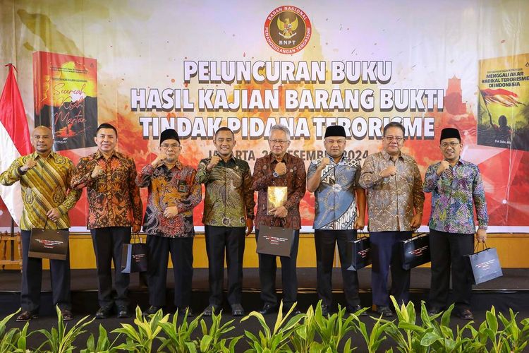 Badan Nasional Penanggulangan Terorisme (BNPT) meluncurkan seri buku Tercerahkan dalam Kedamaian dengan judul Secercah Kisah Mantan dan Menggali Akar Terorisme di Indonesia di Jakarta pada Jumat (20/12/2024).