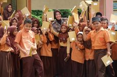 Bagi-bagi Buku untuk Anak Pulau Terluar, Polwan AKP Vifa Raih Rekor Muri