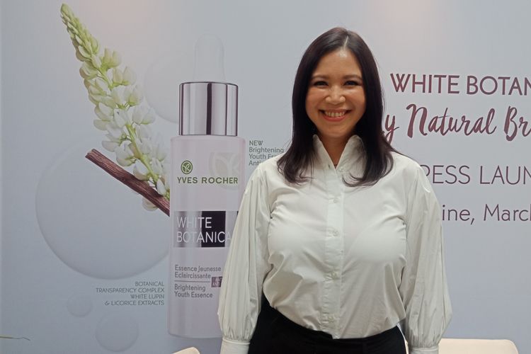 Beauty influencer Affi Assegaf ketika ditemui pada acara peluncuran Yves Rocher White Botanical Brightening Youth Essence di kawasan Kebayoran Baru, Jakarta Selatan, Selasa (5/3/2019).