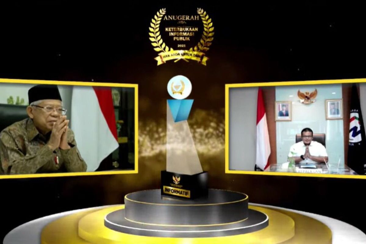 Wapres, Prof. Dr. Ma'ruf Amin saat menyampaikan penghargaan klasifikasi Badan Publik Informatif kepada Kepala LAN, Dr. Adi Suryanto, M.Si, secara virtual (26/10/2021).
