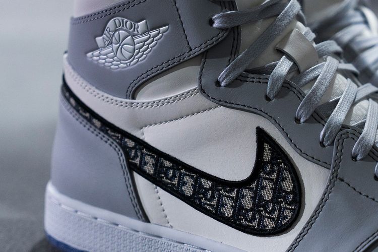 Seperti Dior x Air Jordan 1 versi high, maka siluet rendah pun menampilkan motif populer Dior pada bidang swoosh.