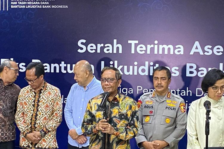 Menteri Koordinator Bidang Politik, Hukum, dan Keamanan (Menko Polhukam) Mahfud MD bersama Kabareskrim Komjen Agus Andrianto hingga Menteri Keuangan Sri Mulyani (baju putih) usai acara serah terima aset BLBI di Kantor Kemenkeu, Jakarta Pusat, Selasa (6/6/2023).