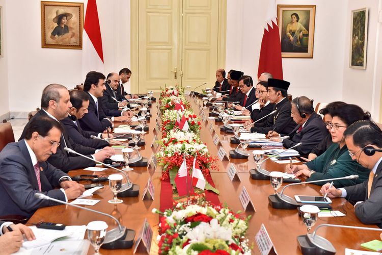 Suasana pertemuan bilateral antara Presiden Joko Widodo beserta delegasi dengan Emir Qatar Syekh Tamim beserta delegasi di Ruang Garuda, Istana Presiden Bogor, Jawa Barat, Rabu (18/10/2017).